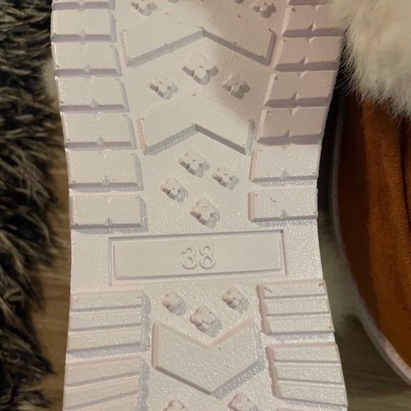 Brand New Cozy Tan Women’s Shoes with White Fur Trim - Picture 3 of 3